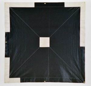 Surfacentre 13, 1977, vinyle, pelons, 146 × 146 cm, collection Musée d'art contemporain de Montréal